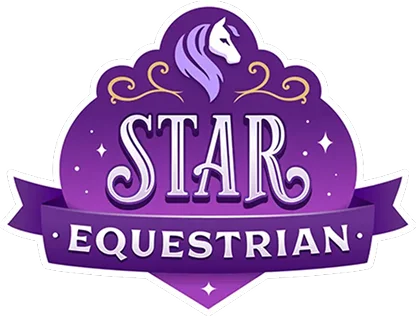 Logo « Star Equestrian » violet et blanc, représentant une tête de cheval stylisée au-dessus du mot « STAR » en lettres ornées. Un design décoratif et élégant qui respire le prestige
