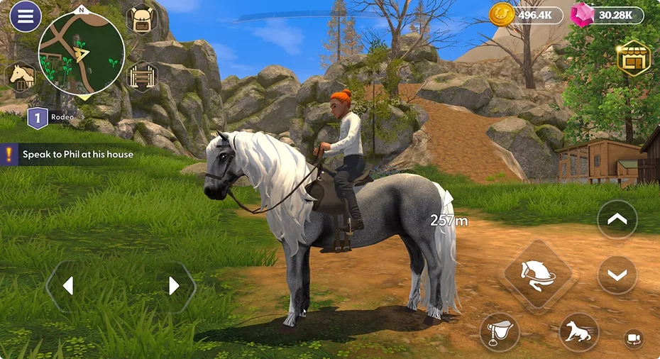 Un personnage dans un jeu vidéo chevauche un cheval gris sur un chemin de terre bordé d'herbe et de rochers. Les options de navigation et de quêtes sont visibles à l'écran